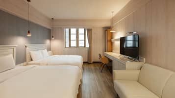 Deluxe Quadruple Room | Living area | LED TV