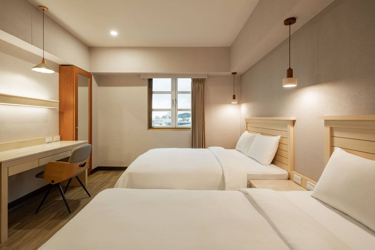 quadruple room | desk, soundproofing, iron/ironing board, free cots/infant beds