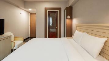 Double Room | Desk, soundproofing, iron/ironing board, free cribs/infant beds