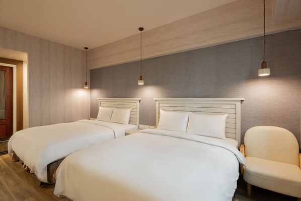 Deluxe Quadruple Room | Meja, kalis bunyi, seterika/papan seterika, katil bayi/kot (percuma) 