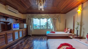 Quarto Família | Frigobar, cofres nos quartos, escrivaninha