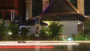 Fachada da propriedade à noite