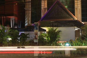 Front of property – evening/night - Sok San Street Boutique (Siem Reap)