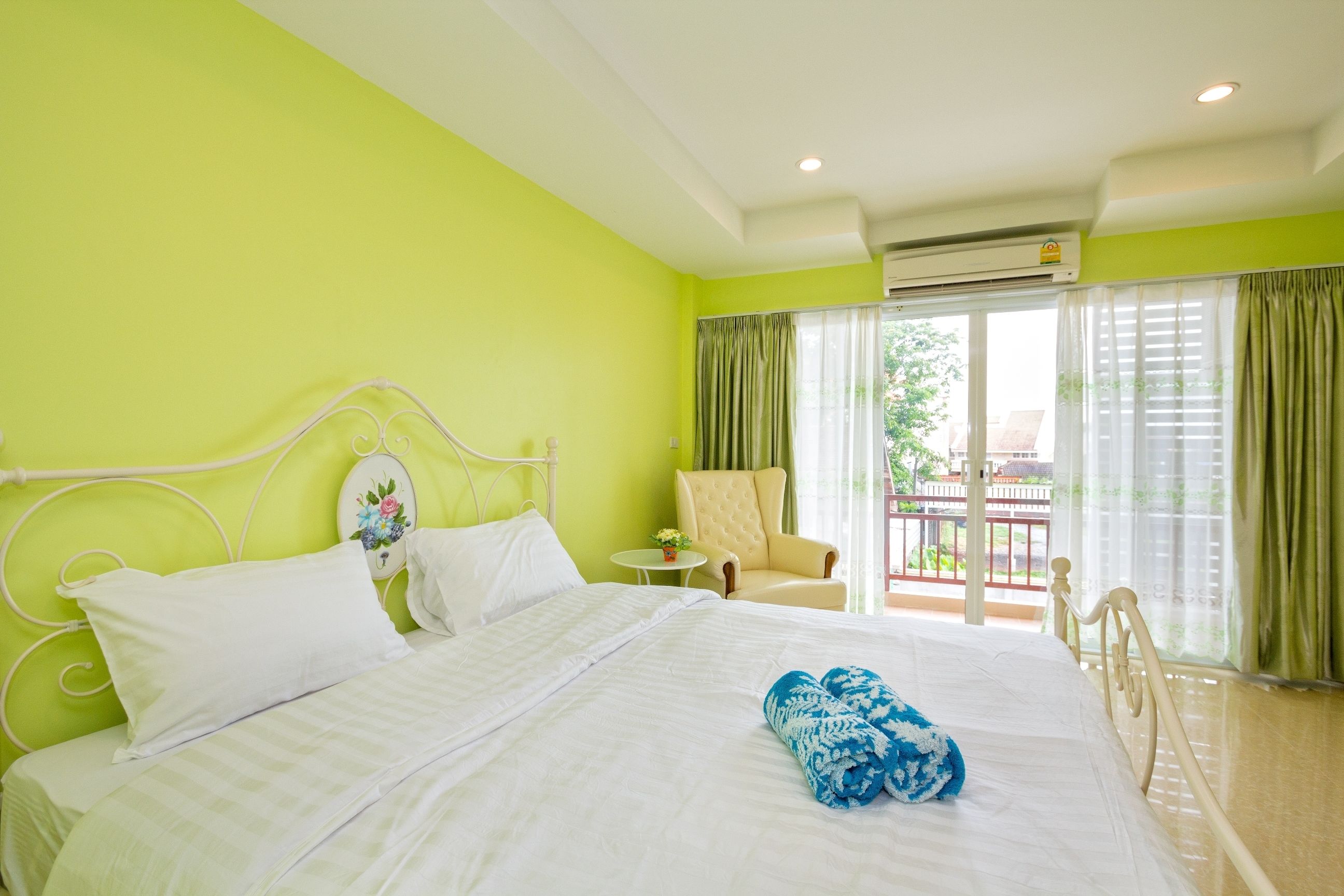 standard double room | desk, rollaway beds, free wifi