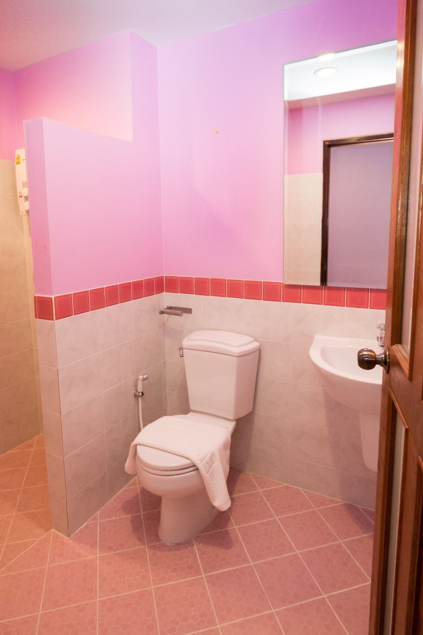 standard twin room | bathroom | shower, free toiletries, hair dryer