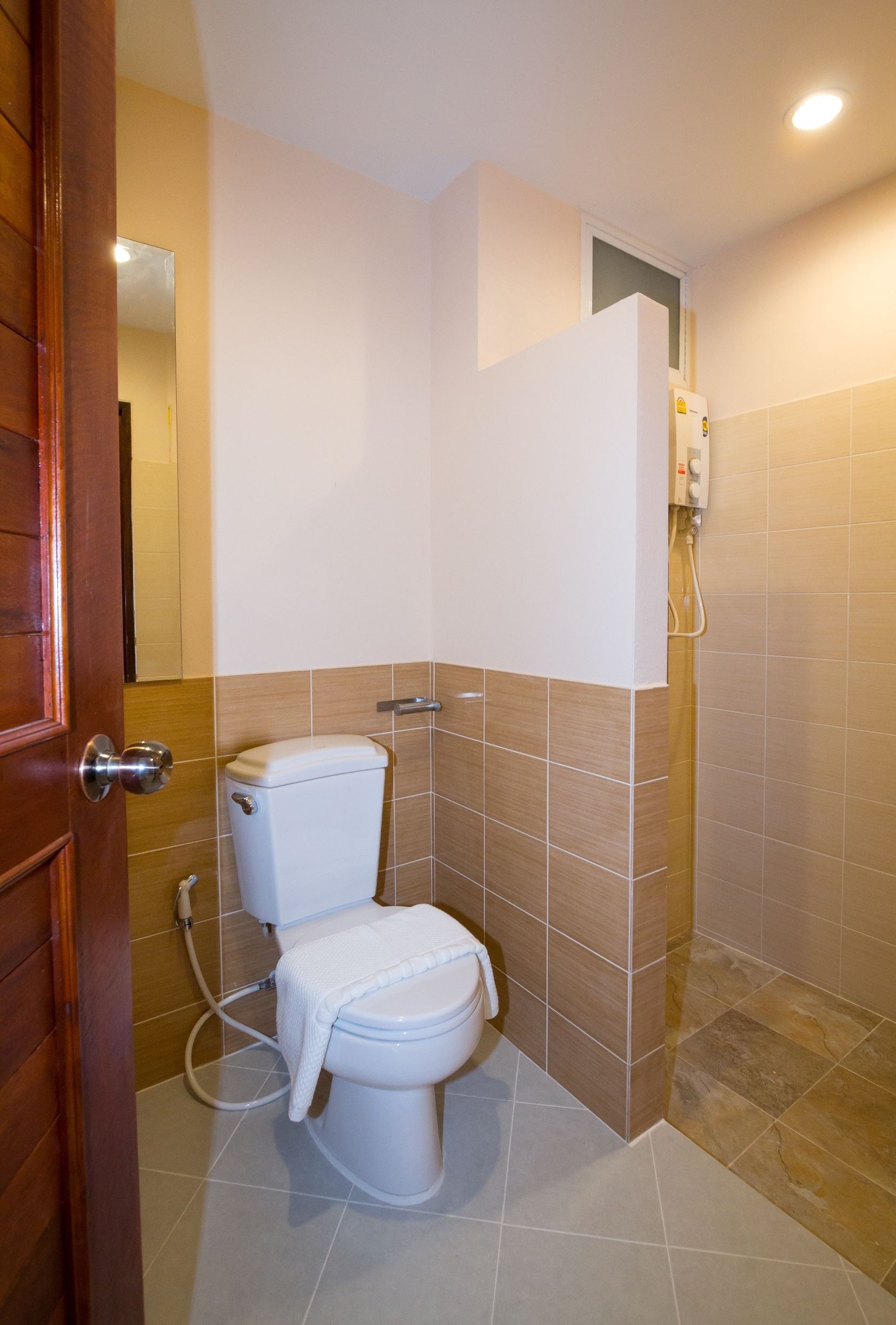 standard twin room | bathroom | shower, free toiletries, hair dryer