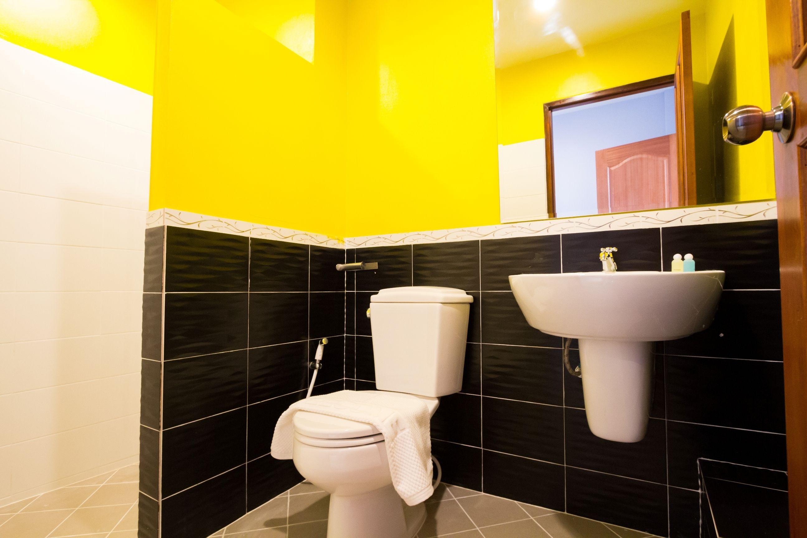 standard double room | bathroom | shower, free toiletries, hair dryer