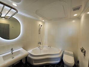 Executive Ondol (20) | Bathroom | Shower, hair dryer, towels, shampoo