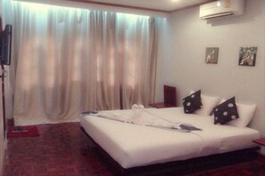Desk, rollaway beds, free WiFi