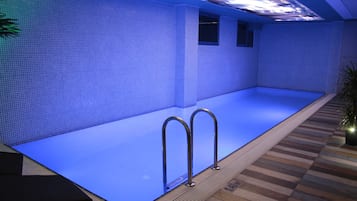Kolam renang indoor