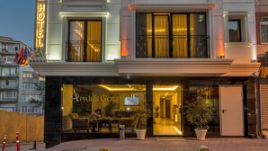 Un hotel de varios pisos con un letrero llamativo que dice 'APRILIS GOLD HOTEL'.