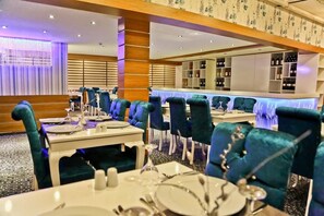 บริการอาหารเช้า อาหารกลางวัน และอาหารเย็น