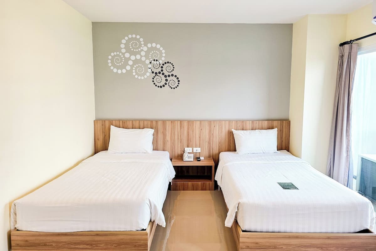 标准双床房 | 客房内保险箱、办公桌、免费 WiFi、床单