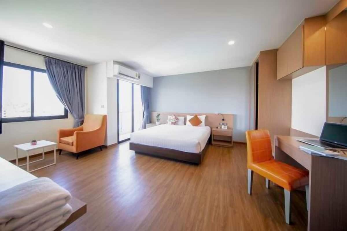 In-room safe, desk, free WiFi, bed sheets