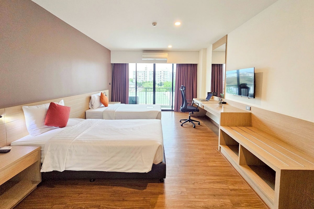 高级双床房 | 客房内保险箱、办公桌、免费 WiFi、床单