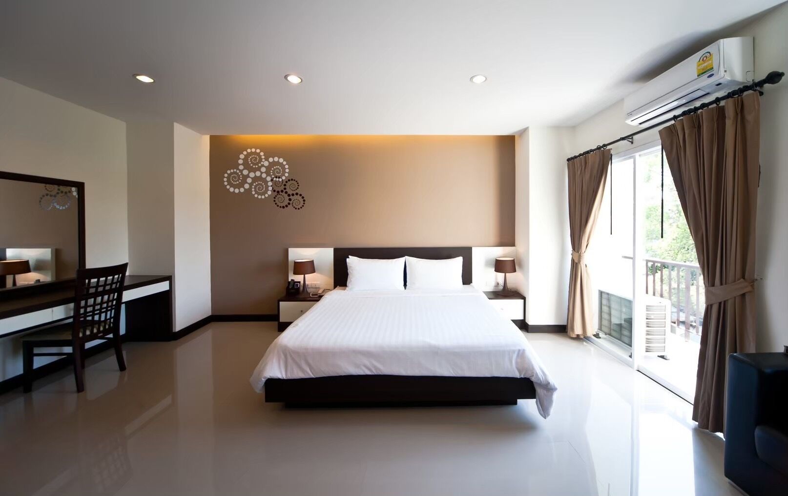 Caja de seguridad en la habitación, escritorio y wifi gratis 