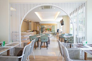 Breakfast and lunch served - Phavina Hotel & Grand Boutique Rayong (Rayong)