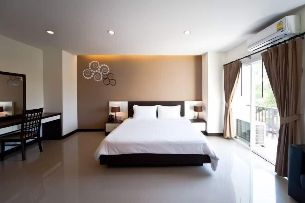 In-room safe, desk, free WiFi, bed sheets