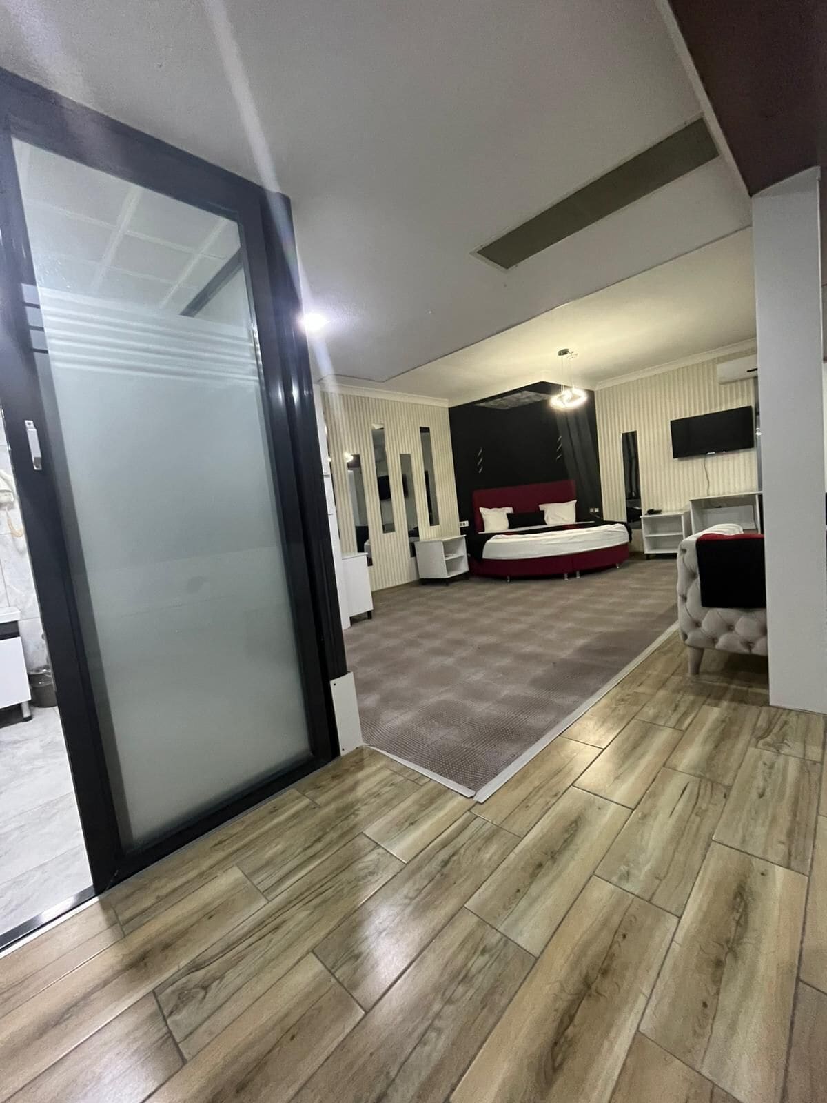 Suite Luxe, 1 lit double et 1 canapé-lit, salle de bains privée | Mini-bar avec articles gratuits, coffres-forts dans les chambres, bureau