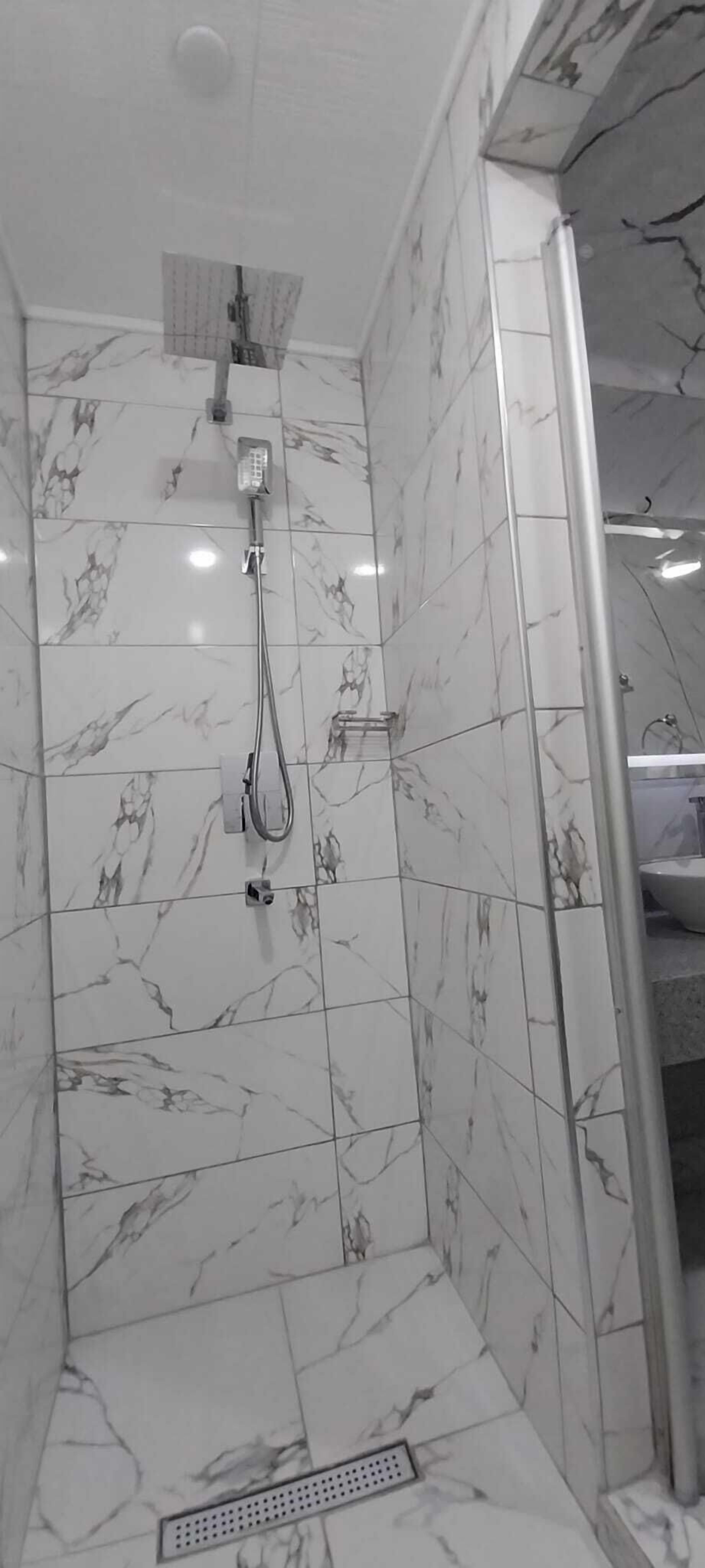 Articles de toilette gratuits, sèche-cheveux, peignoirs, chaussons