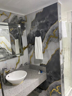 Habitación familiar | Baño | Amenidades de baño gratuitas, secadora de cabello, batas, pantuflas 