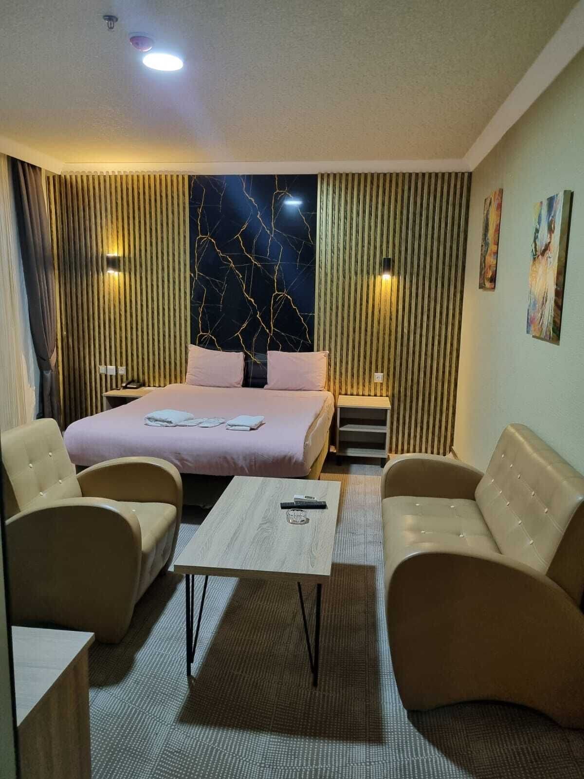 Familiekamer | Een minibar met enkele gratis items, een kluis op de kamer, een bureau