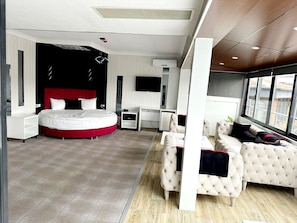 Luxury Suite, 1 Double Bed with Sofa bed, Private Bathroom | Tech