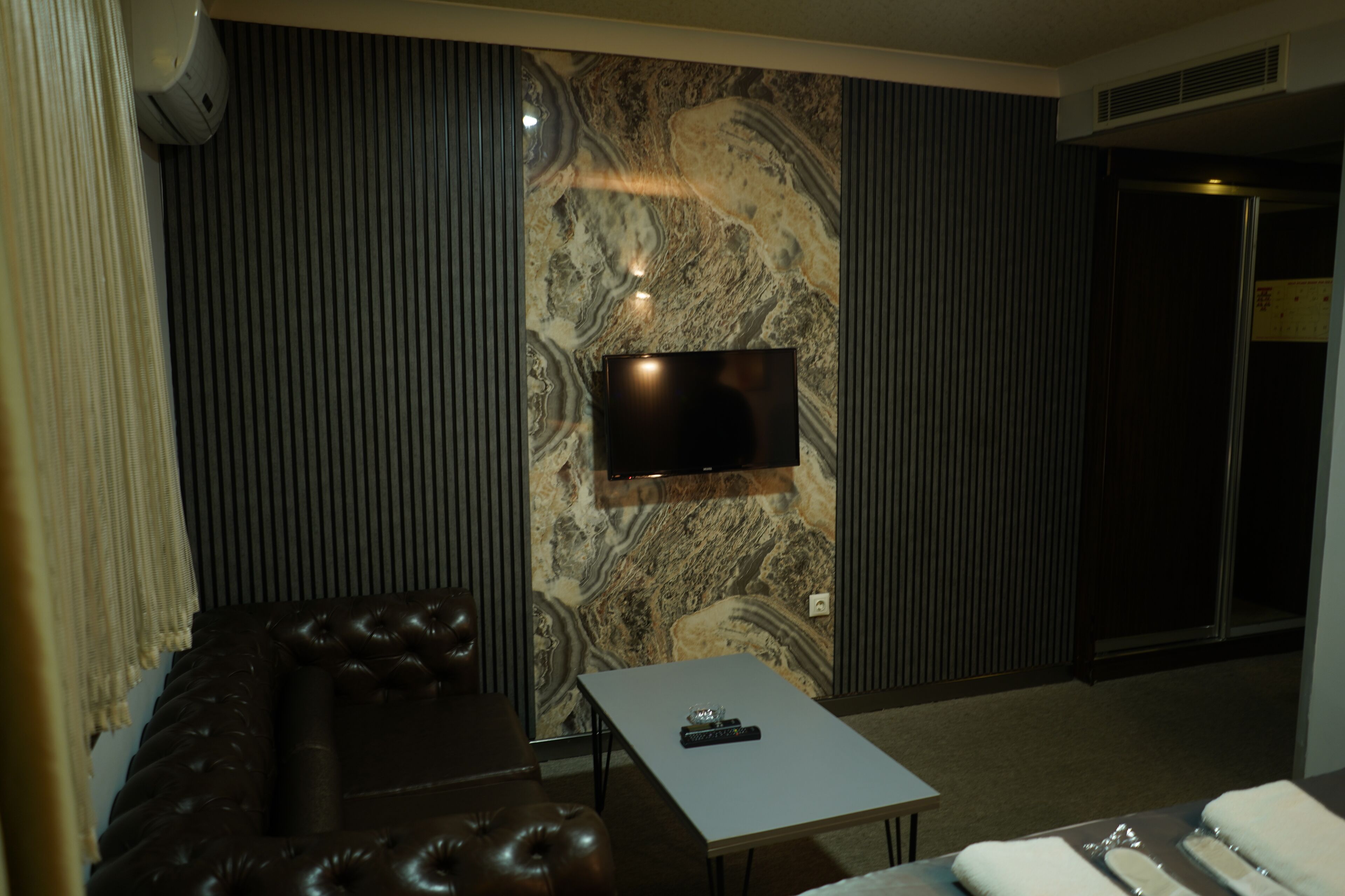 Mini-bar avec articles gratuits, coffres-forts dans les chambres, bureau