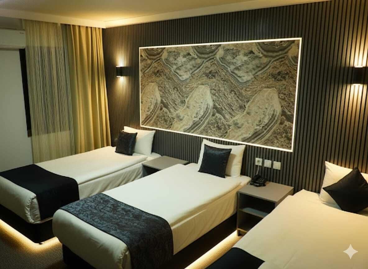 Chambre triple Standard | Minibar contenant certains articles gratuits, coffre-fort, bureau