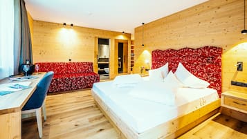 Deluxe Suite, Multiple Beds | In-room safe, desk, free WiFi, bed sheets