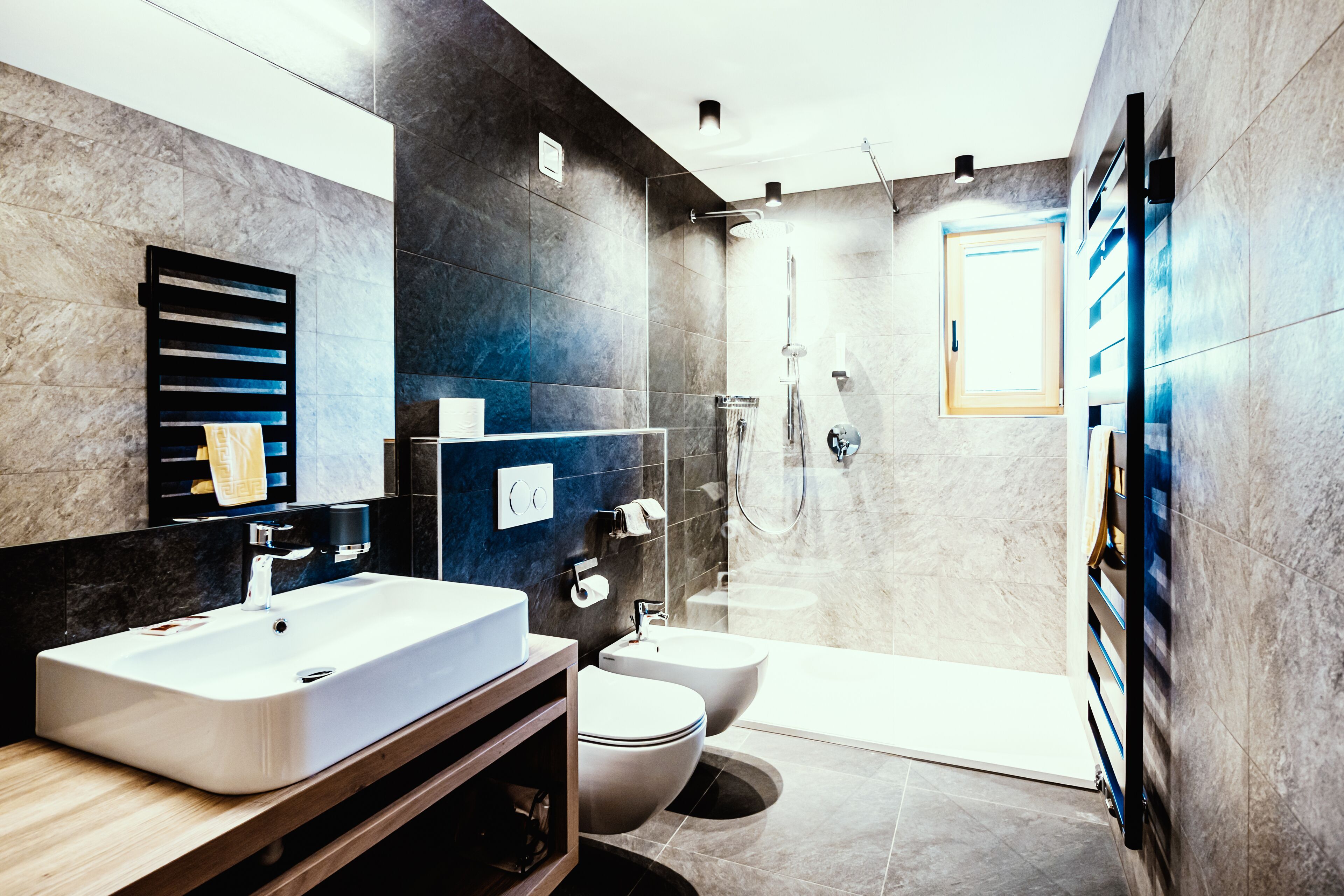 Deluxe suite, meerdere bedden | Badkamer | Een douche, een haardroger, een bidet, vloerverwarming