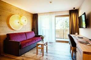 Deluxe Suite, Multiple Beds | In-room safe, desk, free WiFi, bed sheets - Hotel Mirabel (Marebbe)