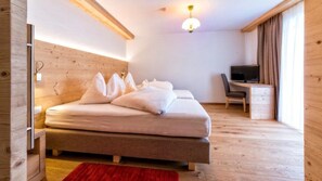 In-room safe, desk, free WiFi, bed sheets - Hotel Mirabel (Marebbe)