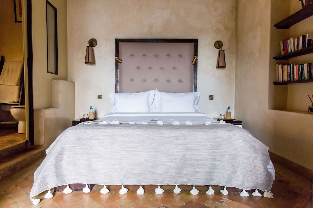 Premium bedding, in-room safe, blackout curtains, soundproofing