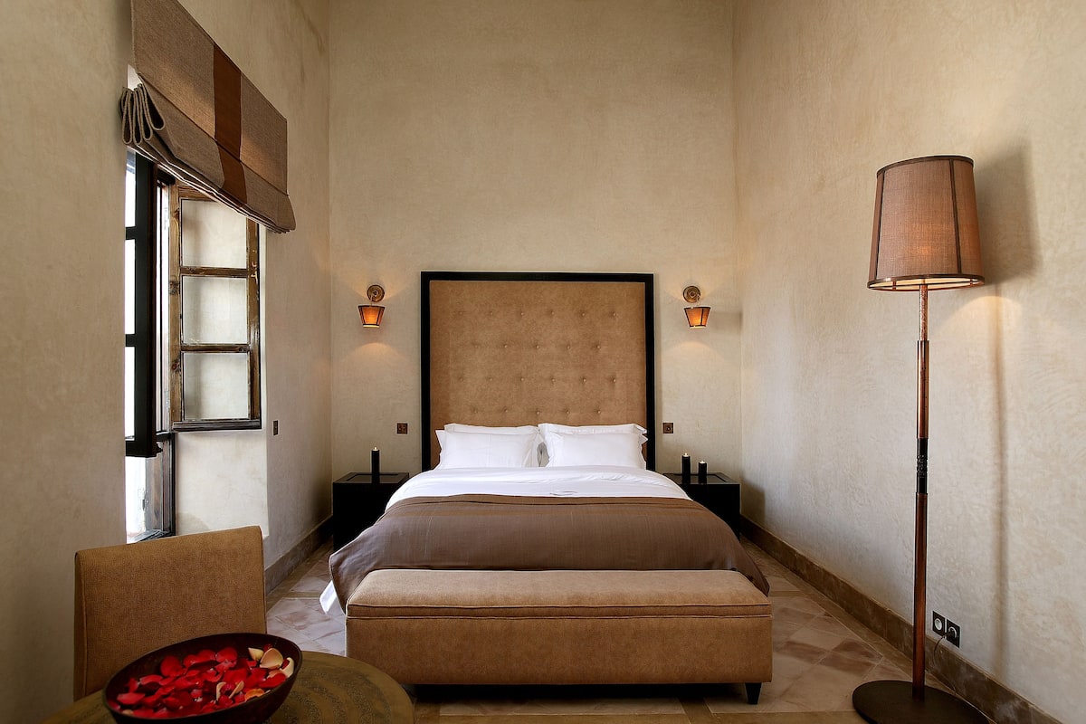 Premium bedding, in-room safe, blackout curtains, soundproofing