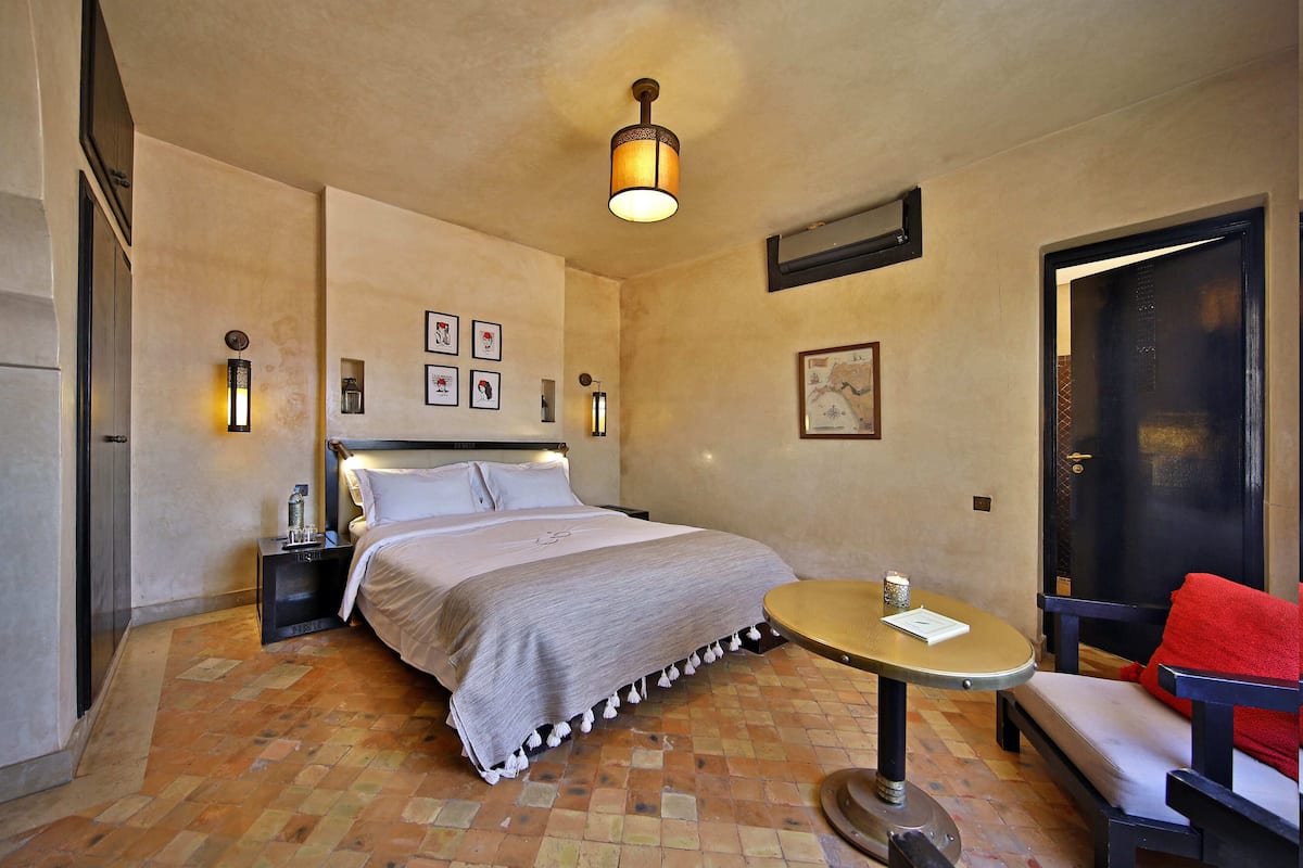 Premium bedding, in-room safe, blackout curtains, soundproofing