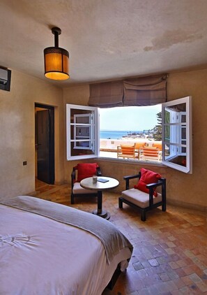 Roupas de cama premium, cofres nos quartos, cortinas blackout