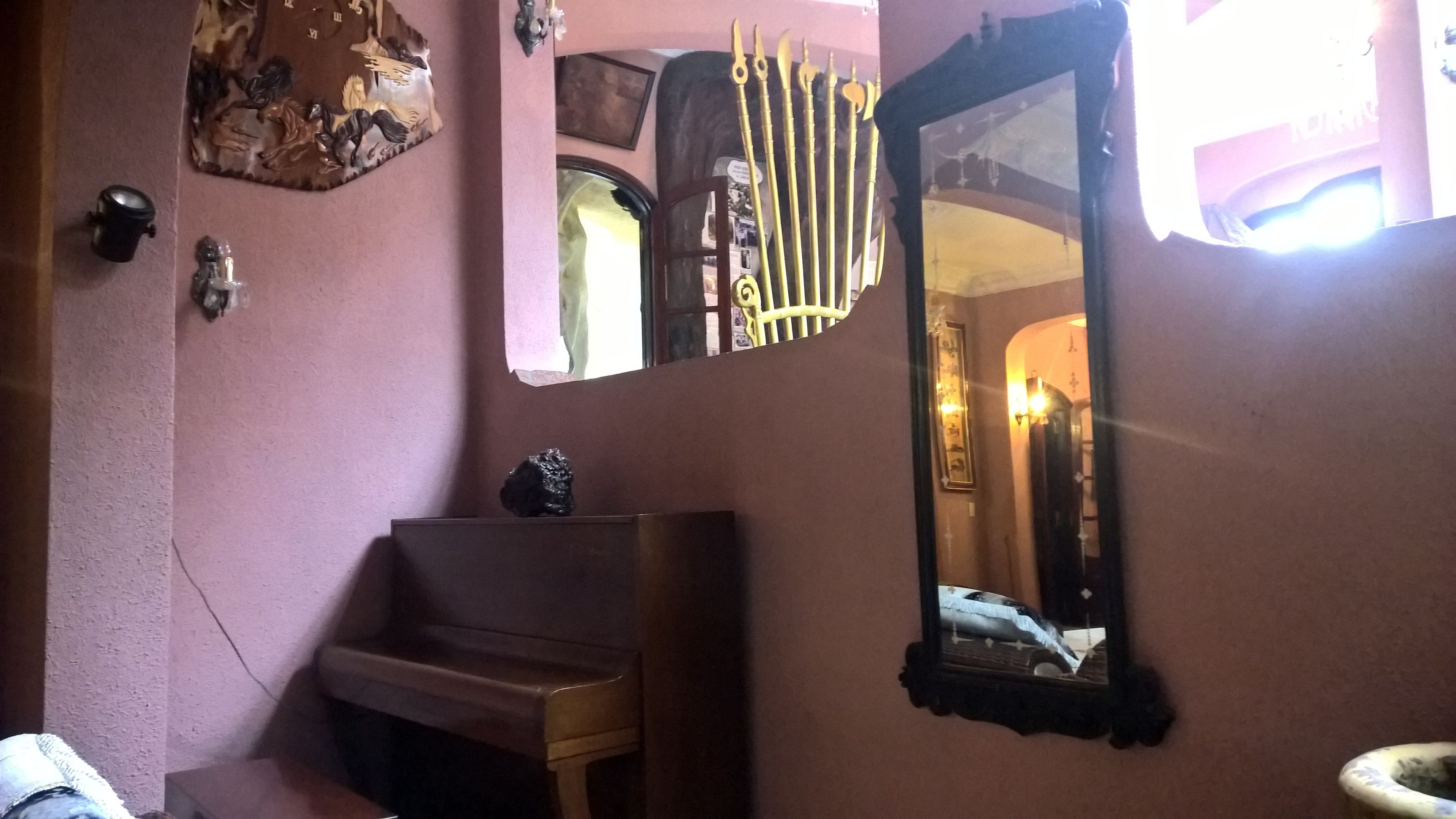 Ein Badezimmer mit Waschbecken, Spiegel und Wandgestaltung.