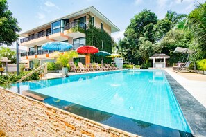 Outdoor pool, open 9:00 AM to 8:00 PM, pool umbrellas, sun loungers - The Spa Garden Samui (Koh Samui)