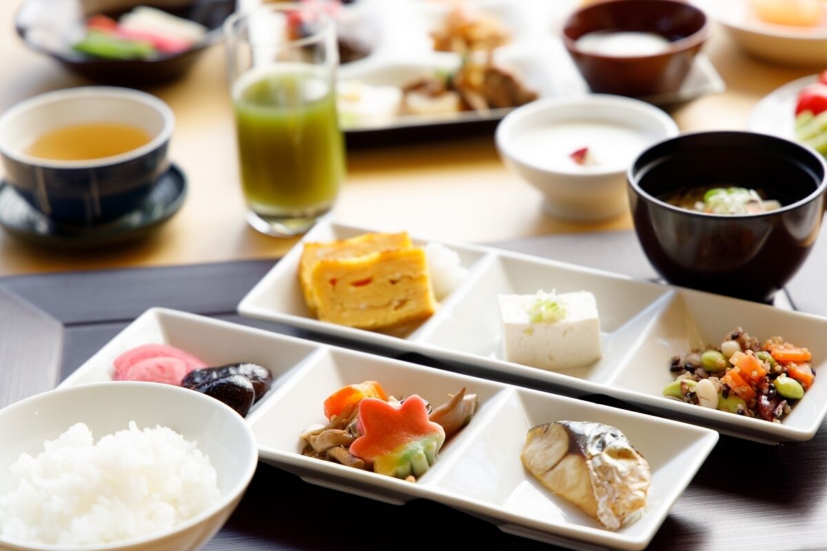 Una comida tradicional japonesa con diversos platos y bebidas.