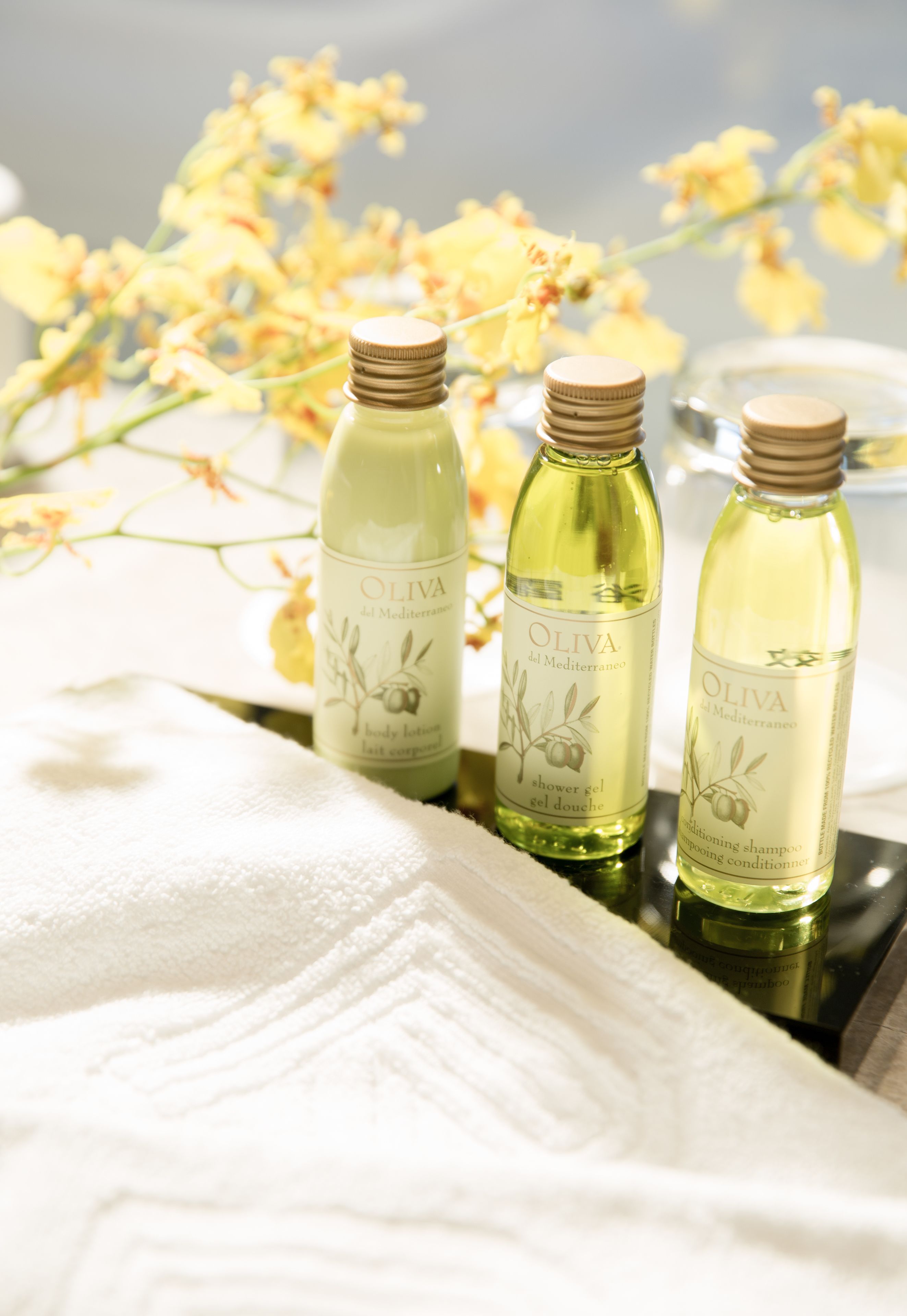 separate bathtub and shower, deep-soaking bathtub, rainfall showerhead