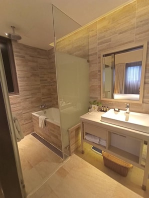 City View Double Room With Balcony | Bathroom | Separate tub and shower, deep soaking tub, rainfall showerhead - Riverview Suites Taipei (Taipei)