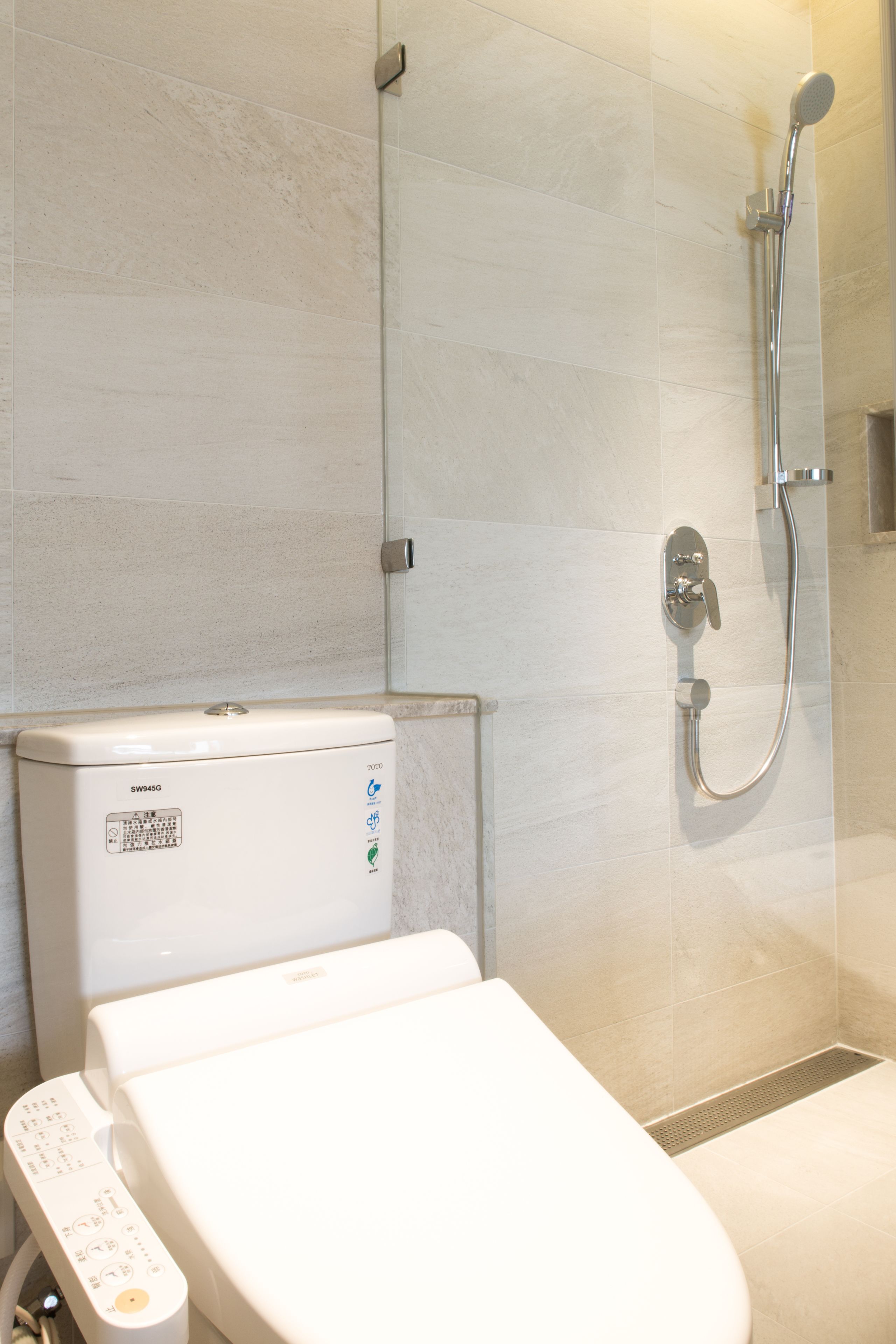 separate bathtub and shower, deep-soaking bathtub, rainfall showerhead