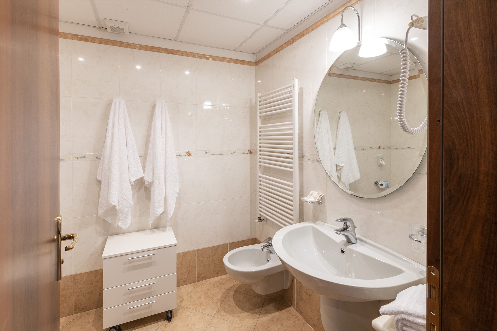 premium room, balcony, lake view | bathroom | shower, towels