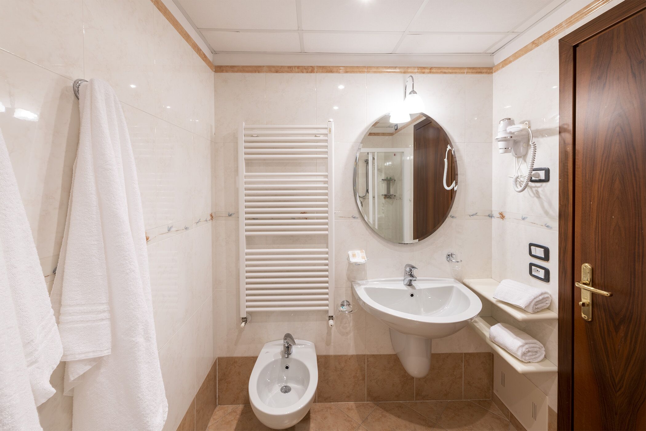 premium room, balcony, lake view | bathroom | shower, towels