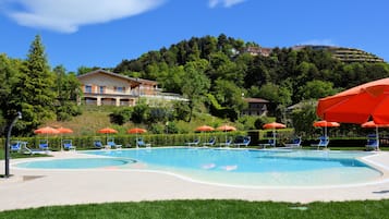 Piscine couverte, piscine extérieure, chaises longues