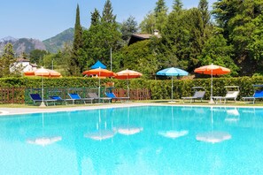 Indoor pool, outdoor pool, pool loungers - Hotel Pineta Campi (Tremosine)