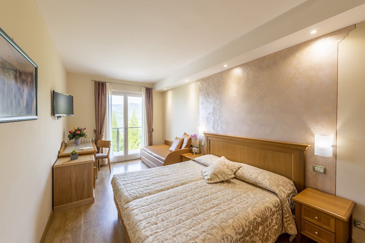 Standard Room, Balcony, Partial Lake View | Peti besi dalam bilik, Wi-fi percuma, cadar katil