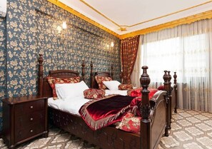 خزنة داخل الغرفة وبديكورات فريدة لكل غرفة ومساحة عمل للكمبيوتر المحمول