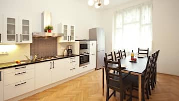 apartman, 3 hálószobával | Privát konyha | Hűtőszekrény, mikrohullámú sütő, főzőlap és mosogatógép